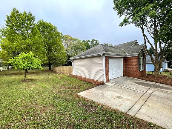 3rd image of 101 Meadow Creek Dr