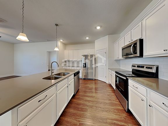 3rd image of 805 Heavenly Dr