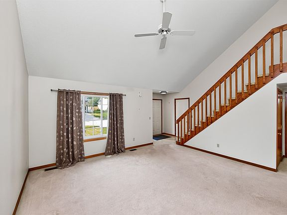 5th image of 916 SE Chaparal Dr
