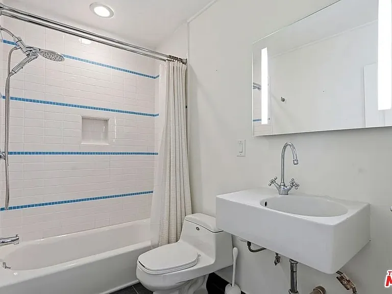 1233 N Laurel Ave #109 — Photo 6