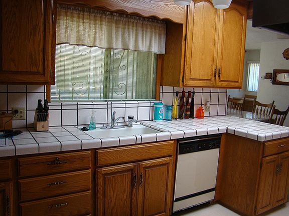 3rd image of 550 Claremont Dr
