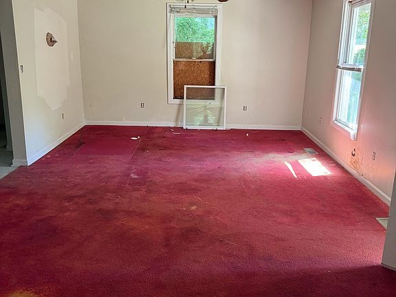 5th image of 835 Spring Dr