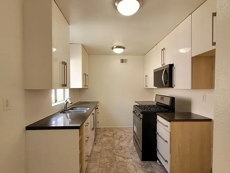 Gramercy Apartments — Photo 22