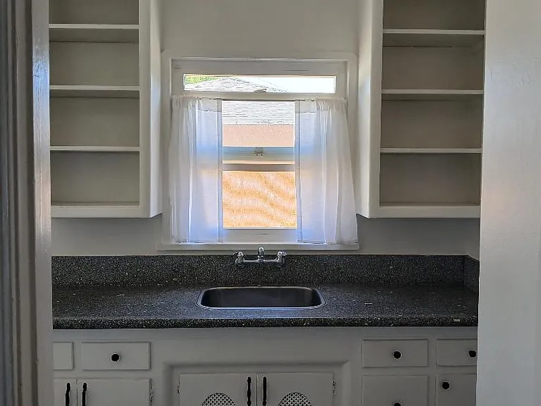 703 E Jefferson Ave — Photo 5