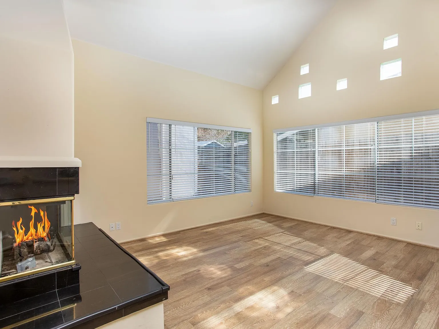3 bed, 2.5 bath, 1551 sqft, $5,200 — Photo 4