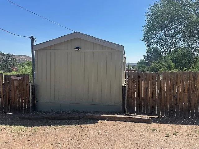 3 bed, 1.5 bath, 1320 sqft, $1,000 — Photo 2