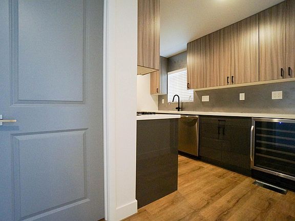 5th image of 152 N Hoover St