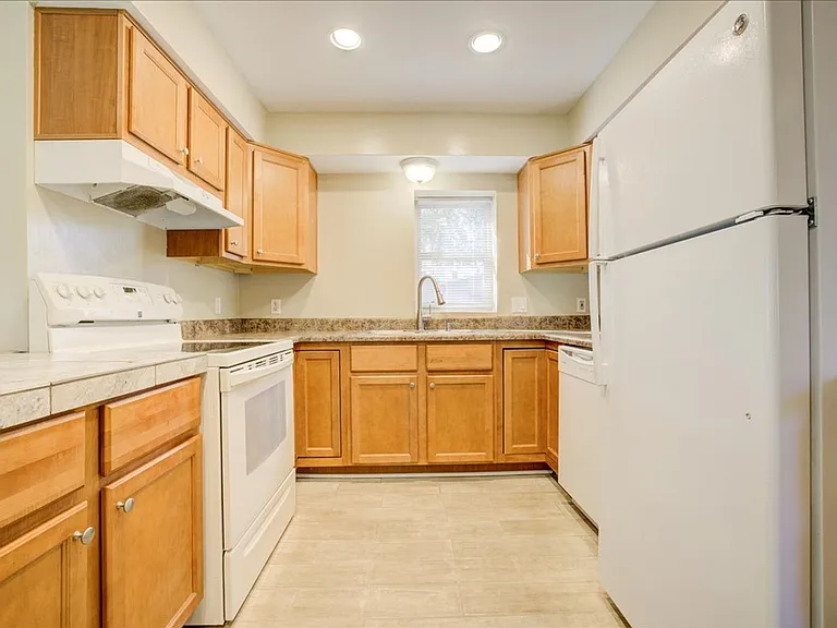 1421 N. Louis Ave — Photo 8