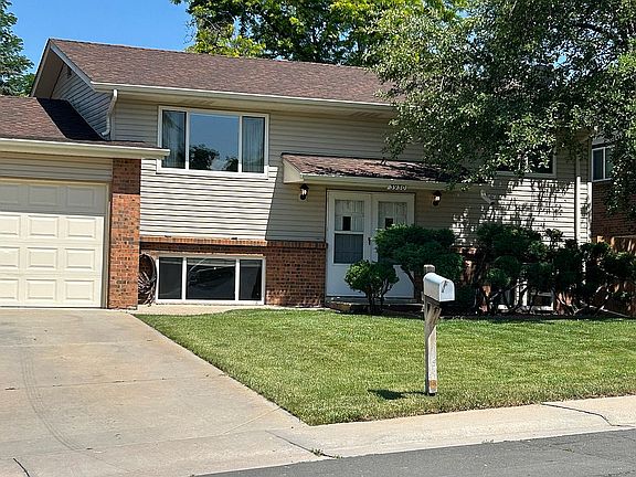 Bi-level 3 + 1 bed, 2 baths