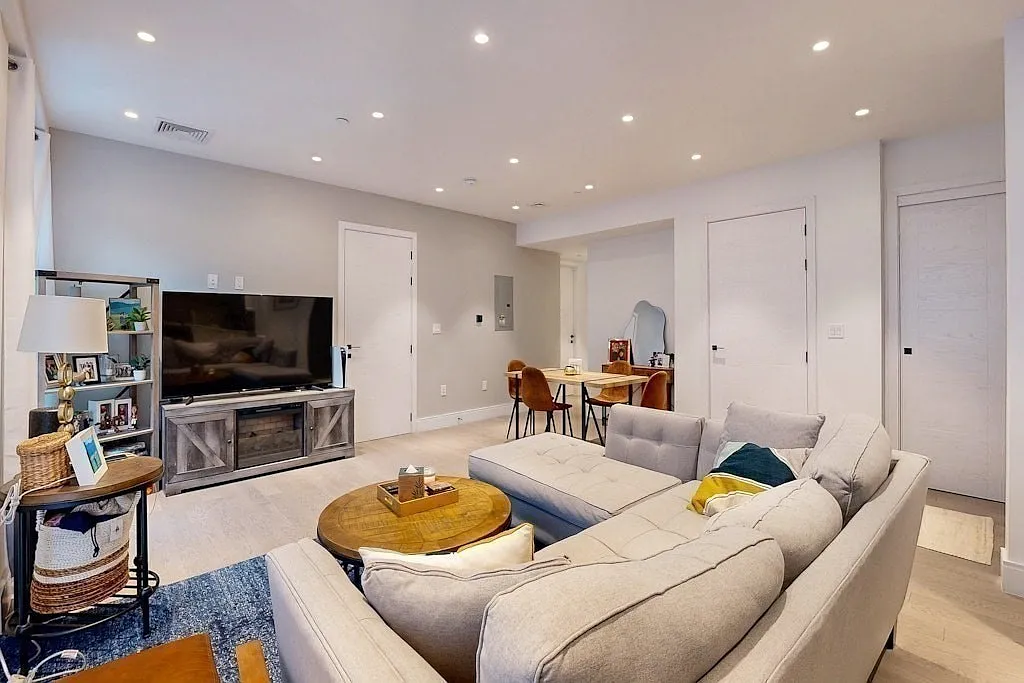 2 bed, 2.0 bath, 983 sqft, $5,500 — Photo 2