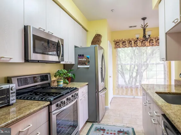 5916 Founders Hill Dr Unit 104, Alexandria, VA 22310