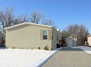 29400 Meadow Ln, Gibraltar, MI