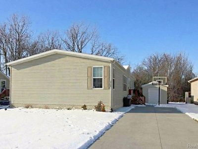 29400 Meadow Ln, Gibraltar, MI, 48173