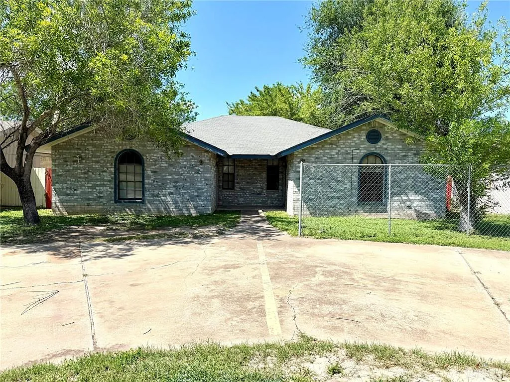 2 bed, 1.0 bath, 871 sqft, $700 — Photo 1