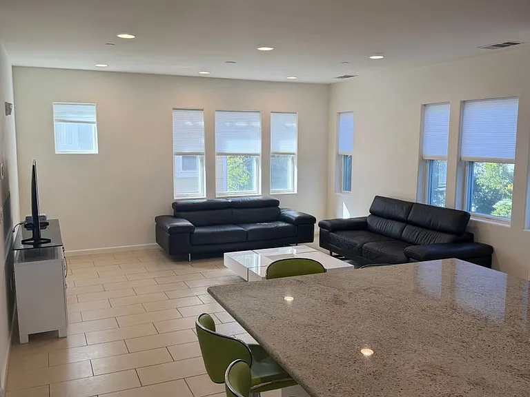 401 S Hummingbird Ln — Photo 4