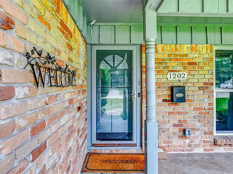 1202 Shadeland Dr — Photo 12