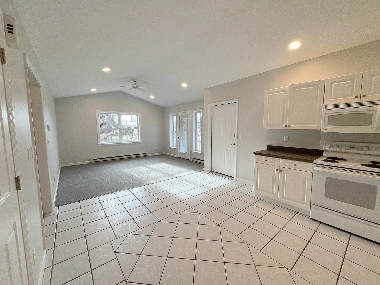 2 bed, 1000 sqft, $1,275 — Photo 1