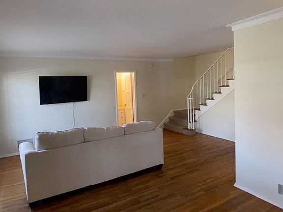 467 Kelton Avenue, Westwood, CA 90024 - Living Room