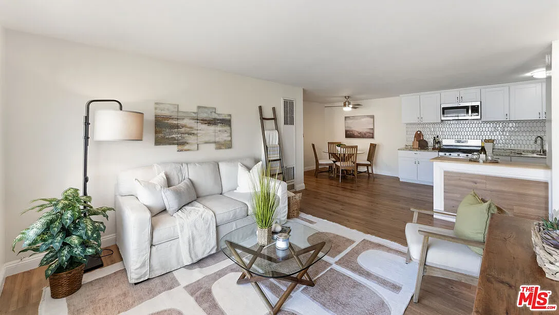 2 bed, 2.0 bath, 967 sqft, $2,950 — Photo 2