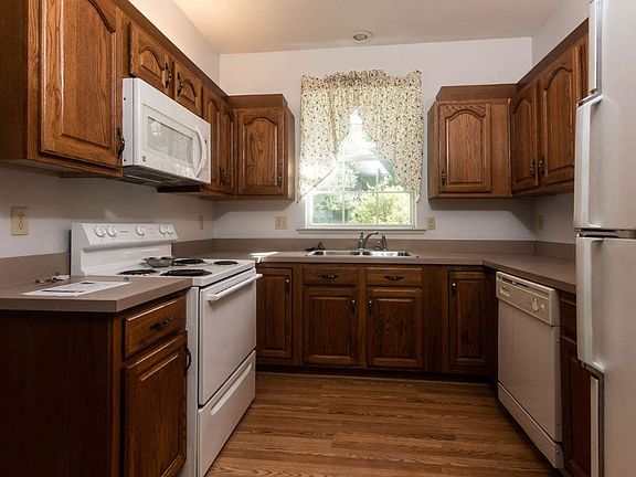 3rd image of 23366 Elmwood Ln