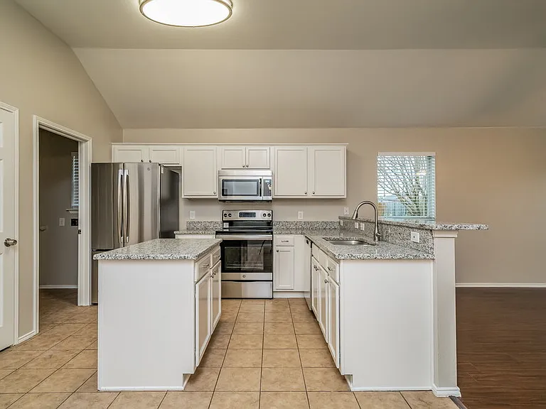 904 Nancy Dr — Photo 5