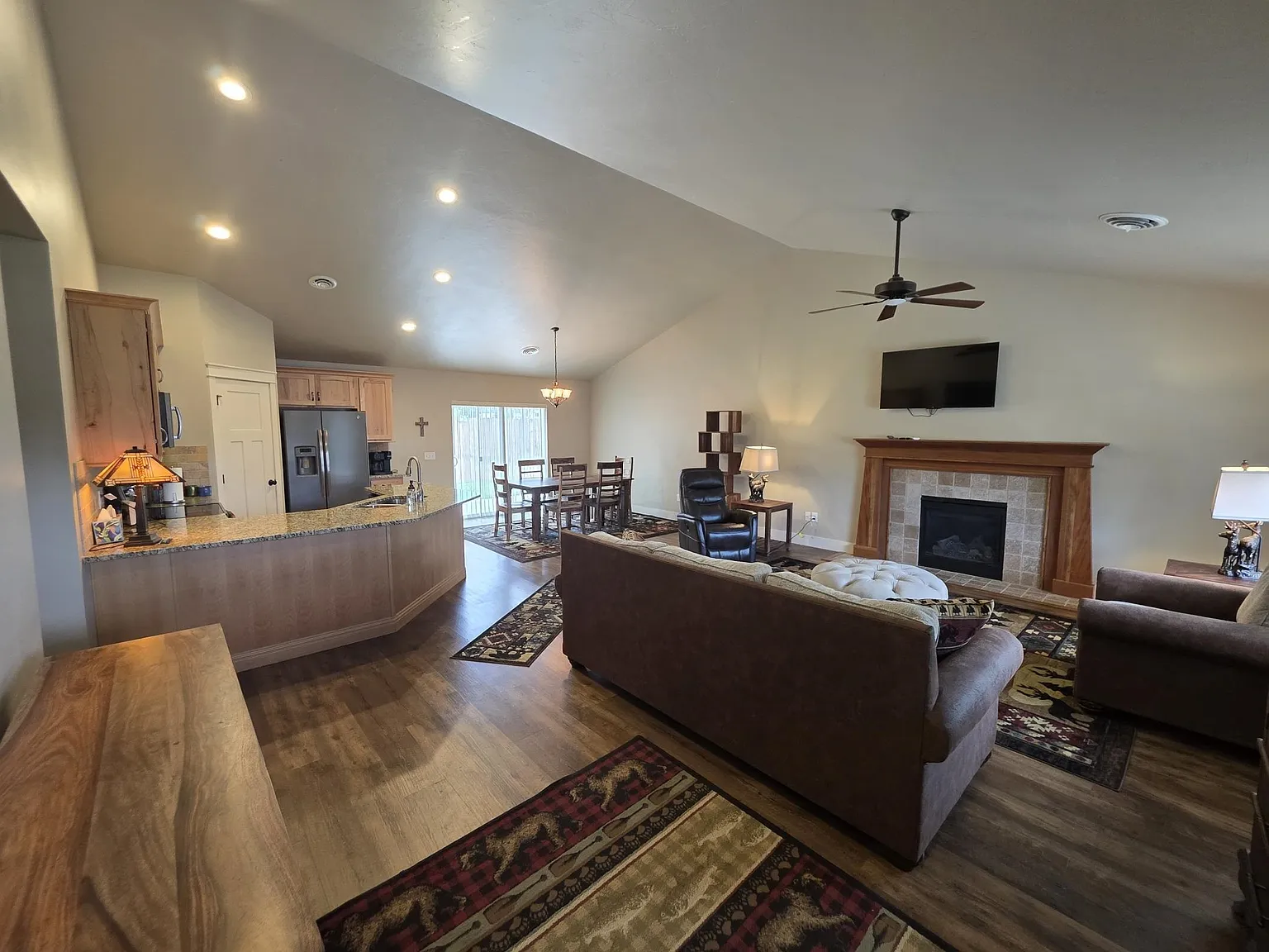 3 bed, 3.0 bath, 1548 sqft, $2,800 — Photo 3