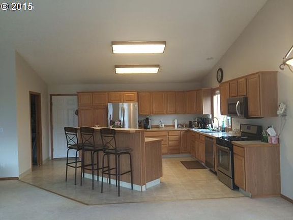 3rd image of 622 E 13th St