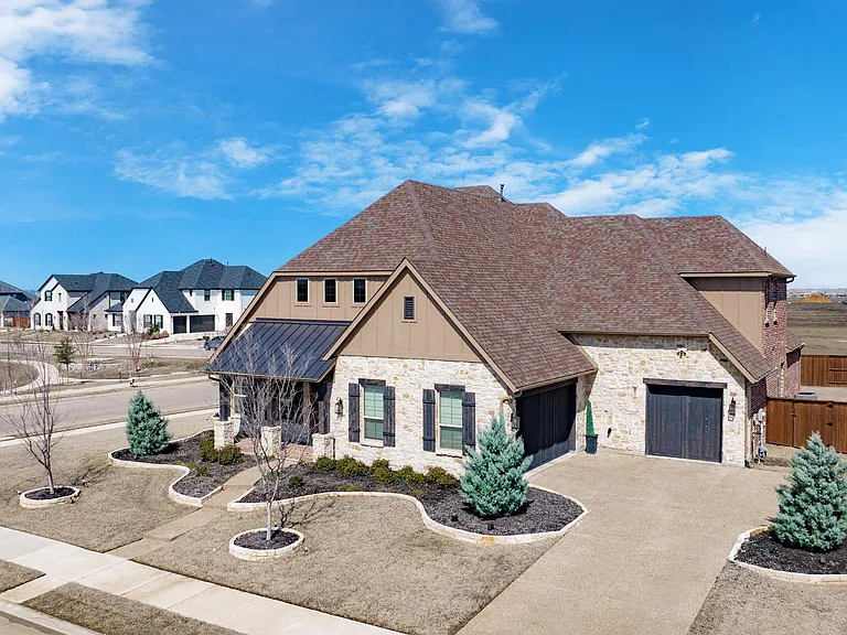 1730 Caruth Dr — Photo 2