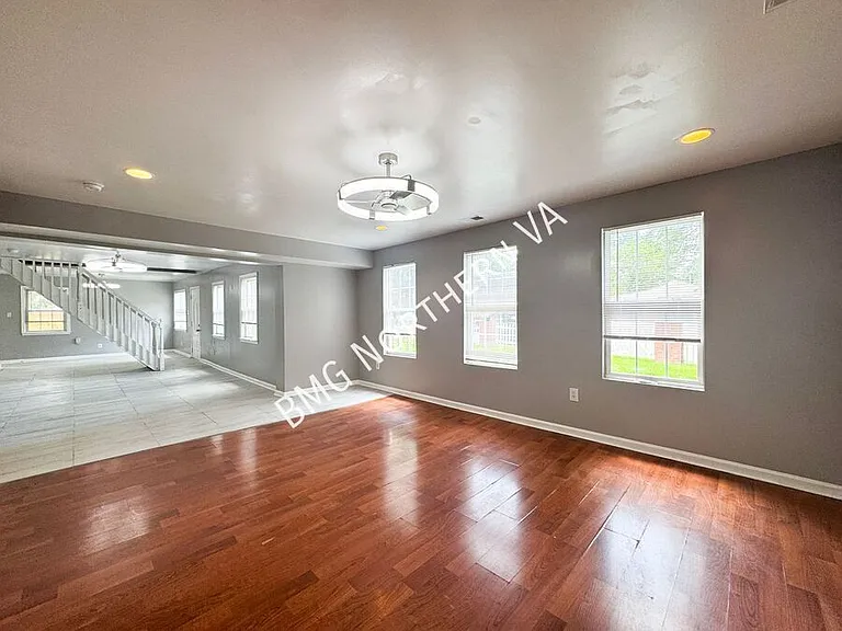 158 Baker St — Photo 6