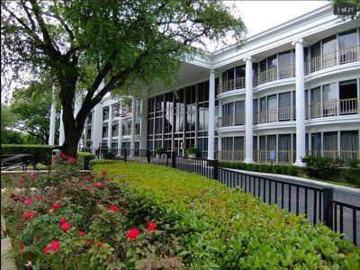 5050 Ambassador Way Houston Tx 77056 Apartments For Rent Zillow