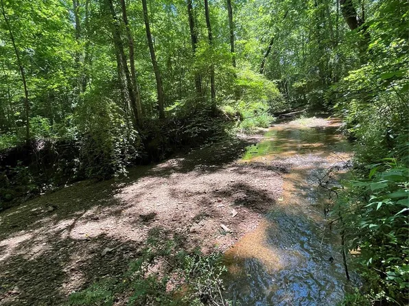 423 Club Cir NE, Valdese, NC 28690