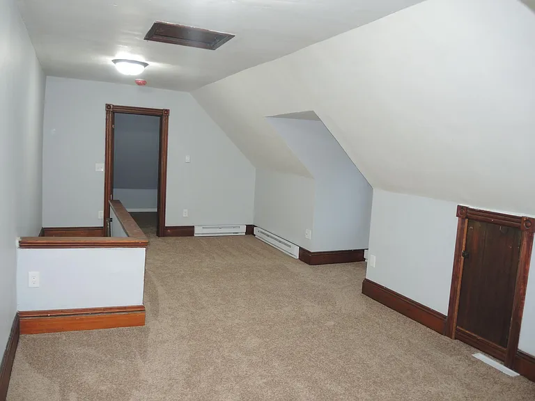 1107 W Lincoln St — Photo 15