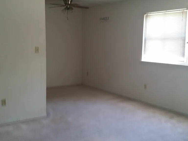 105 Sanders Ct — Photo 2