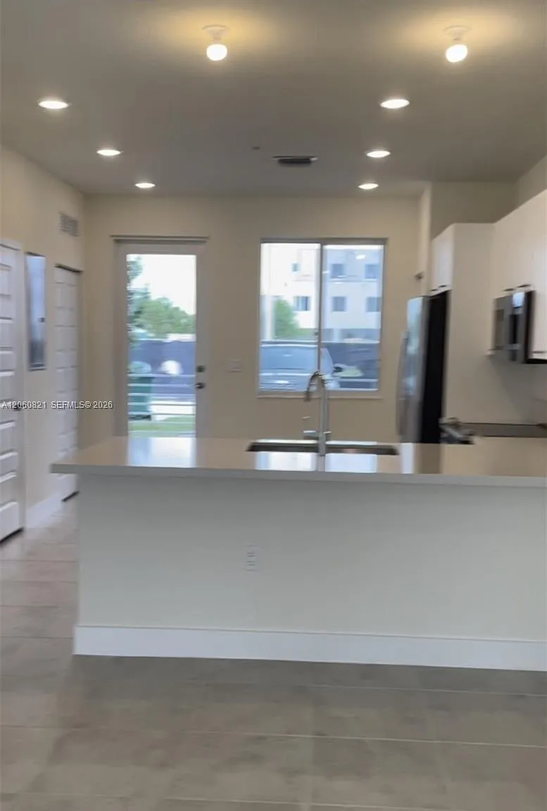 3 bed, 2.5 bath, 1322 sqft, $3,700 — Photo 2