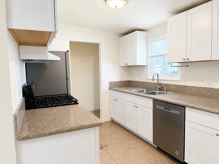 1201 Holly Ave — Photo 2