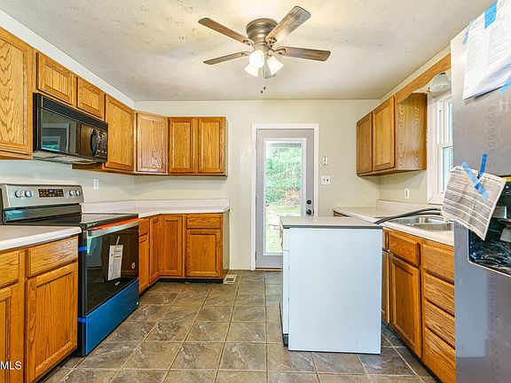4th image of 2625 Truman Ave