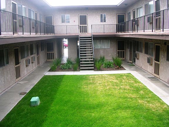 2nd image of 6129 N Cahuenga Blvd #111
