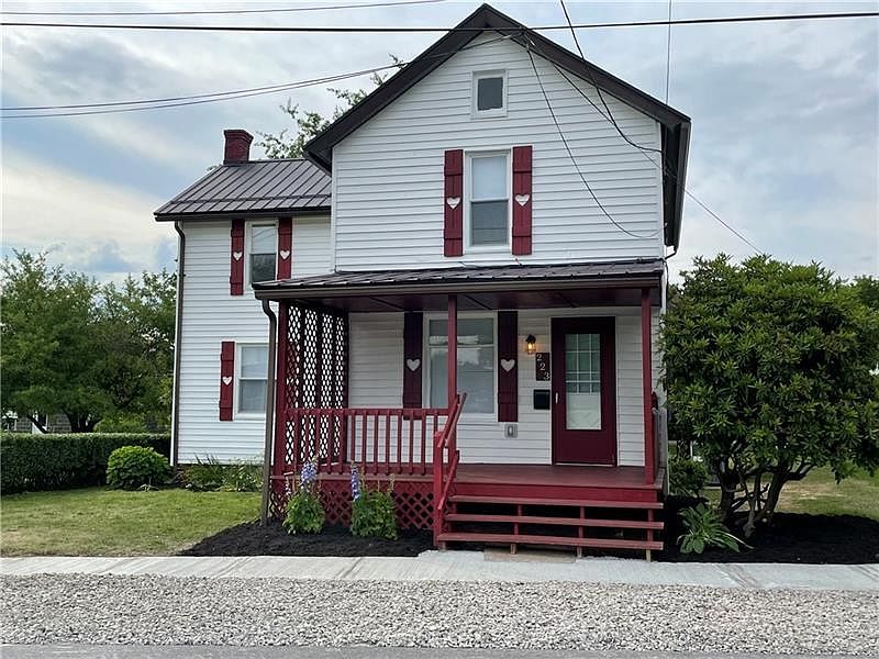 1st image of 223 E Elm St