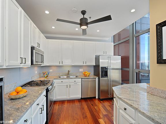 5th image of 1600 S Prairie Ave Unit 2204