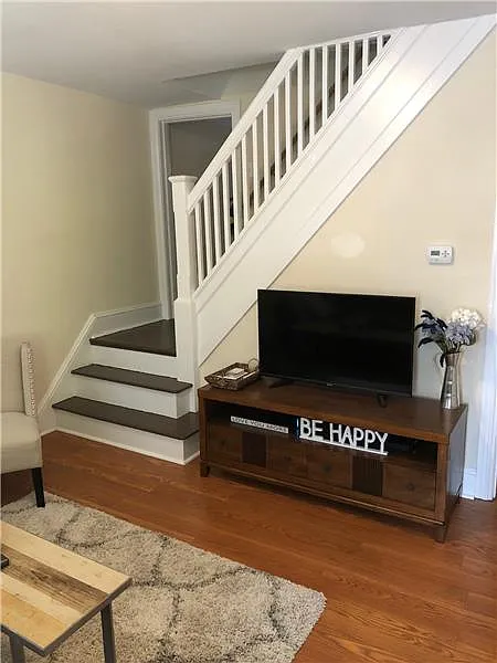 3 bed, 1.5 bath, 1120 sqft, $4,700 — Photo 2