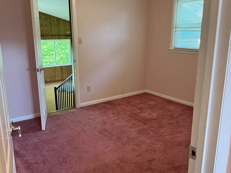 109 London Ln — Photo 13