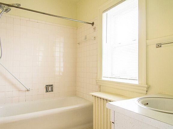 2nd image of 1910 E 4th St #B