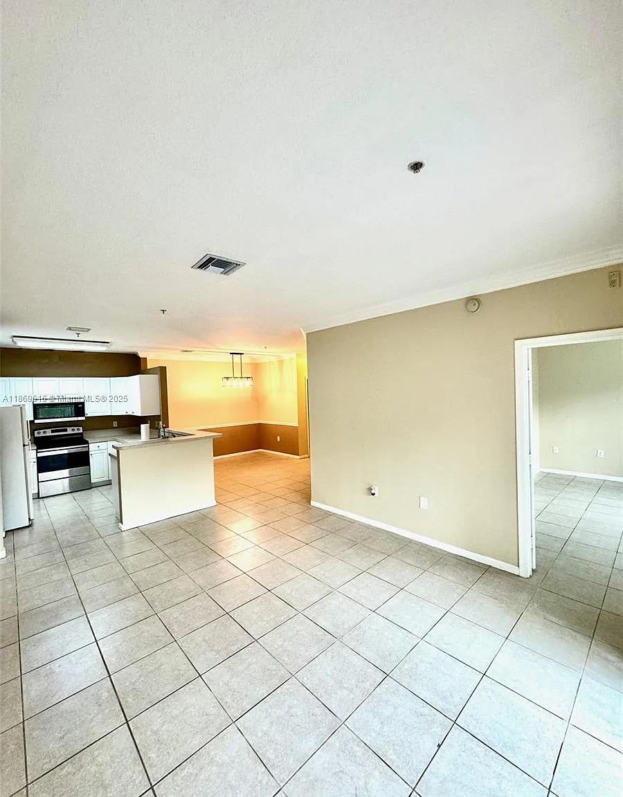 3 bed, 1600 sqft, $2,900 — Photo 2