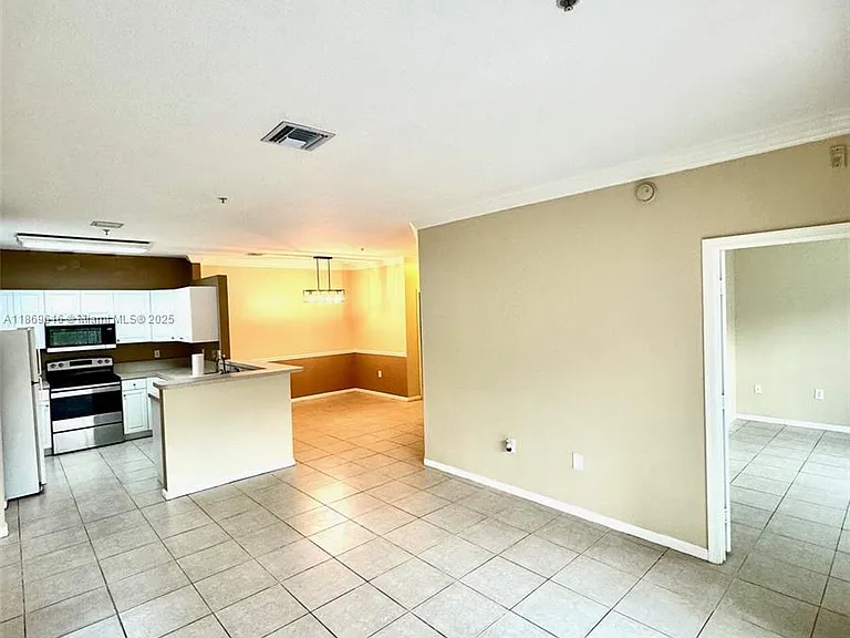 4402 SW 160th Ave — Photo 2