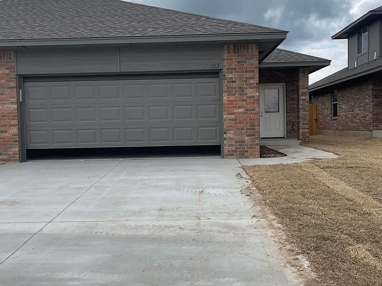 1313 Brooks Dr — Photo 1