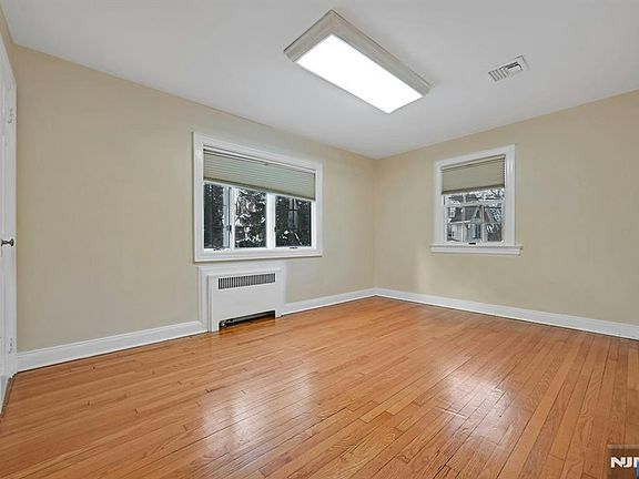 4th image of 40 E Clinton Ave
