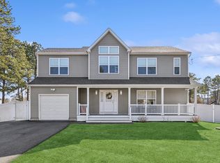 86 Country Rd, Medford, NY 11763