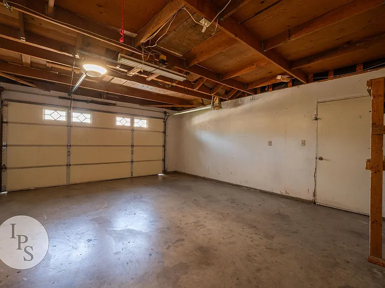 2131 E Cromwell Ave — Photo 26