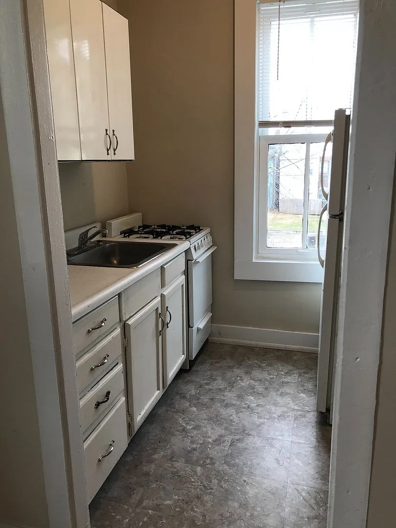 One Bedroom Upstairs Apartment — Photo 4