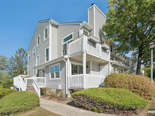 18 Mallard Ct, Englewood, NJ 07631